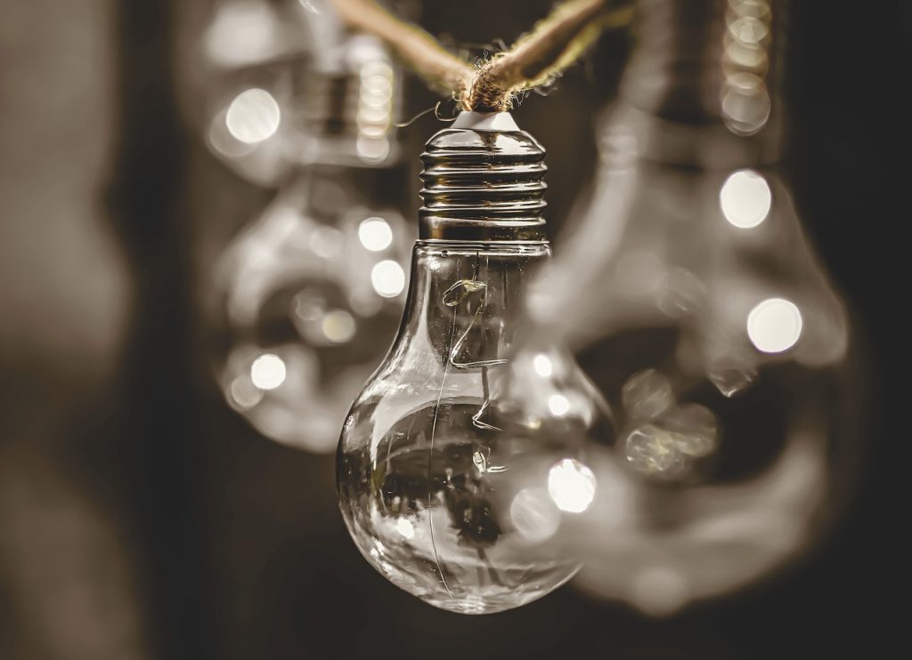 LED-lamp als voorbeeld van energiezuinige verlichting voor het besparen van energie in huis