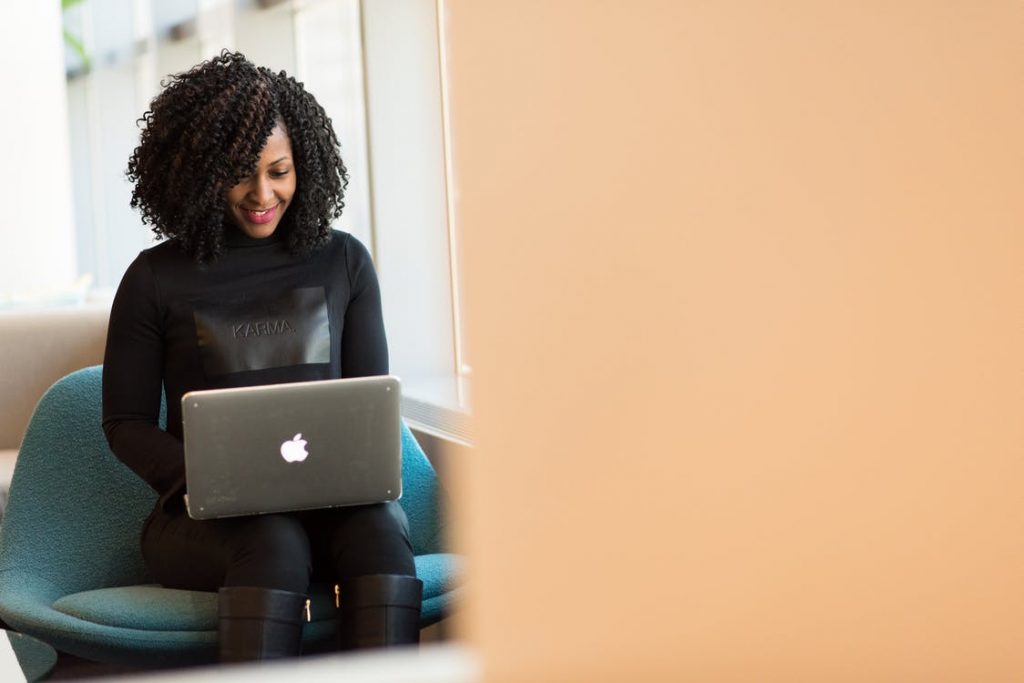 Student in gesprek met professional voor het beste studiekeuzeadvies proces
