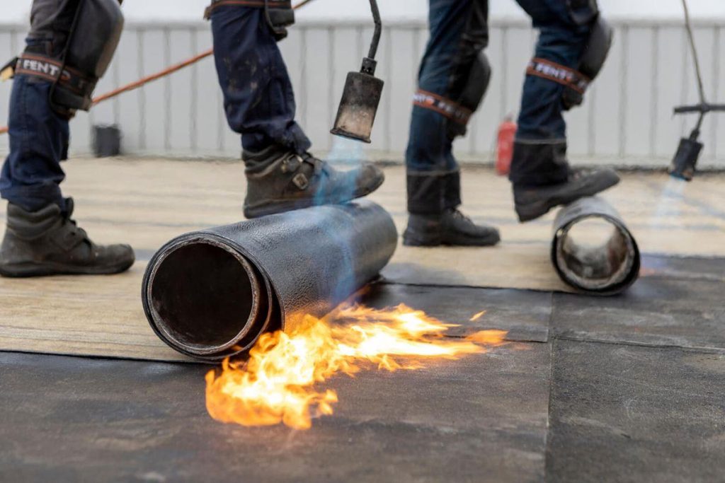 Expert geeft advies voor duurzaamheid en onderhoud van dakbedekking bij Oosterbosch Dakwerken