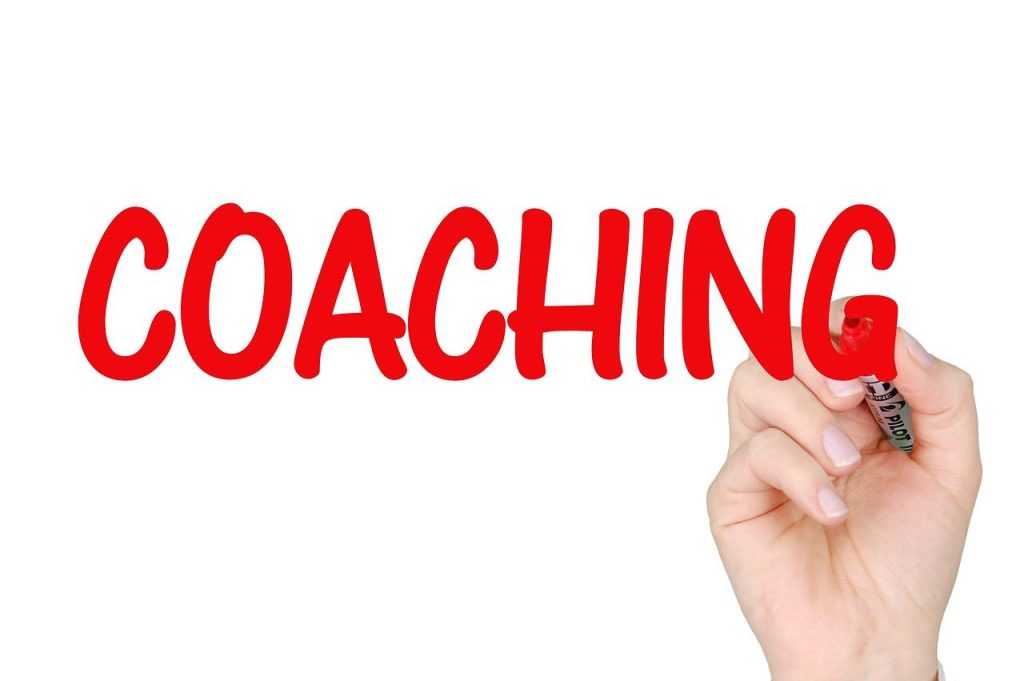 Business coach ondersteunt ondernemer bij optimalisatie van zakelijke strategieën en persoonlijke begeleiding