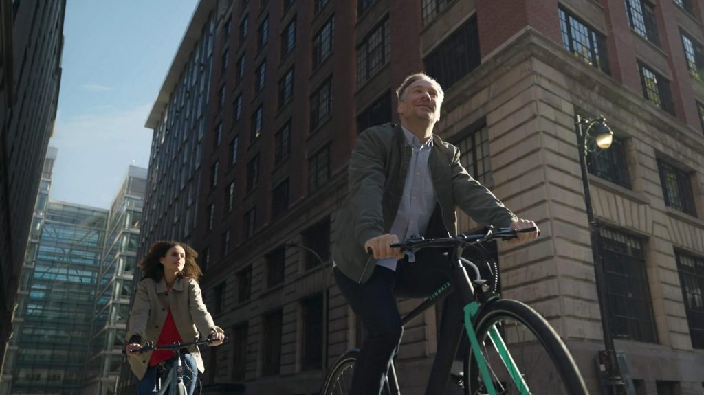 Moderne elektrisch fiets naar je werk met minimalistisch design en krachtige motor voor comfortabel woon-werkverkeer