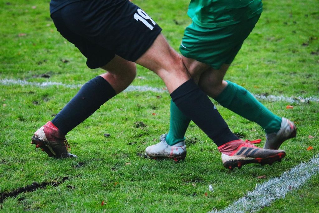 Effectief beheer van gezwollen knieën na het sporten met fysiotherapeutische behandeling en RICE-methode