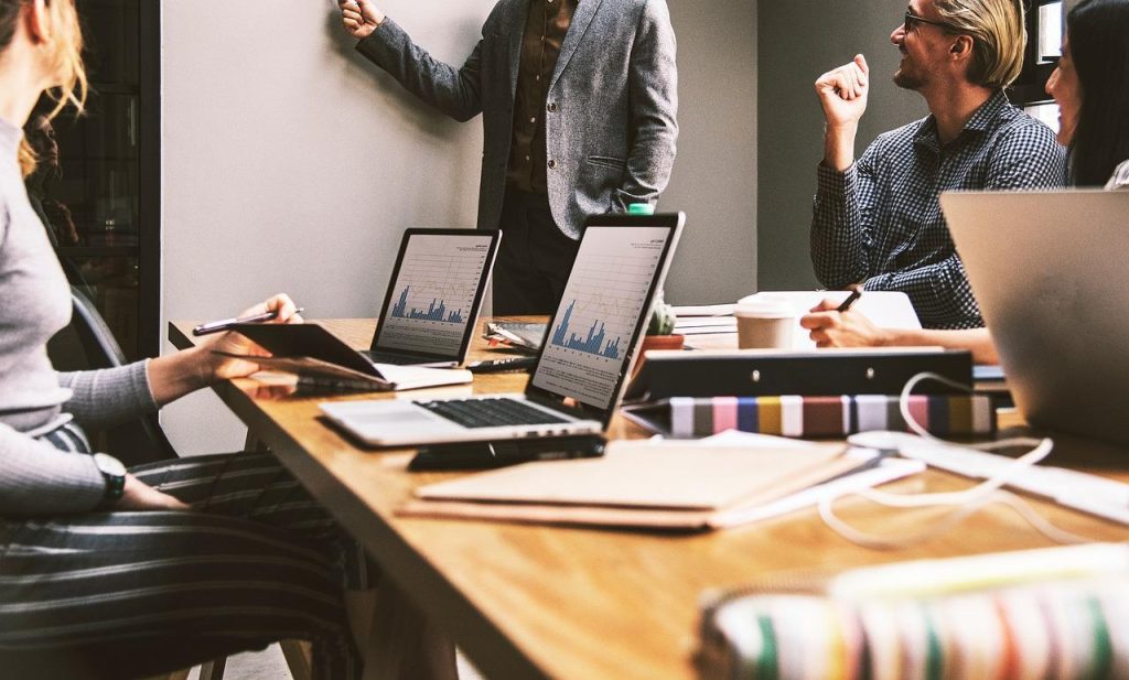 Modern kantoor met goed ingerichte werkplekken, ergonomische meubels en persoonlijke decoraties voor inspirerende werksfeer