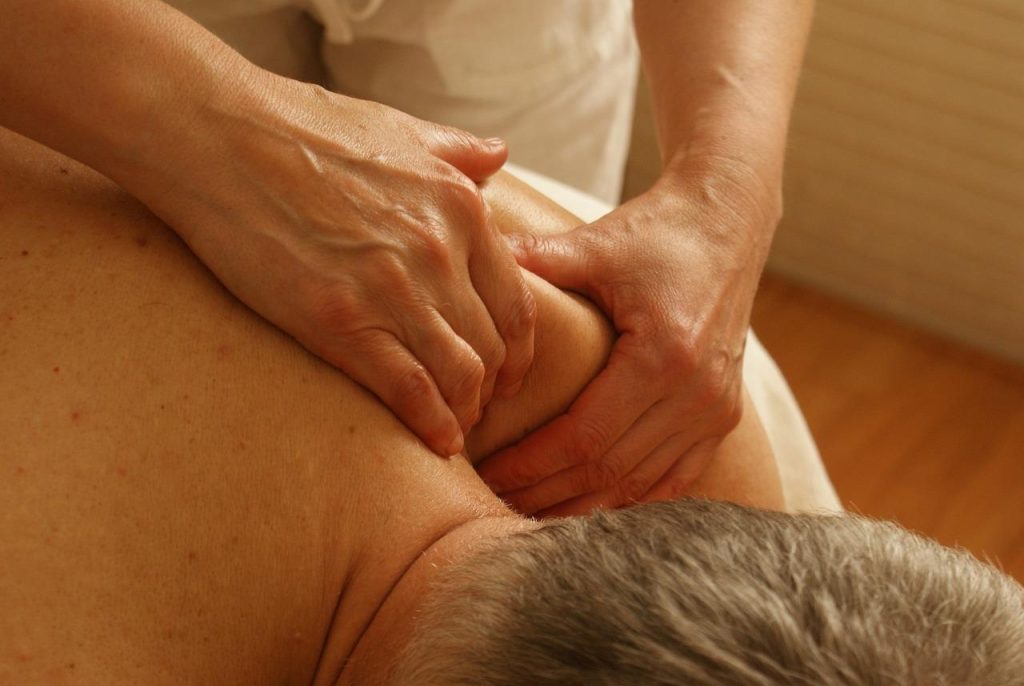 Chiropractische behandeling voor beperkte schoudermobiliteit met deskundige aanpassingen en revalidatieoefeningen