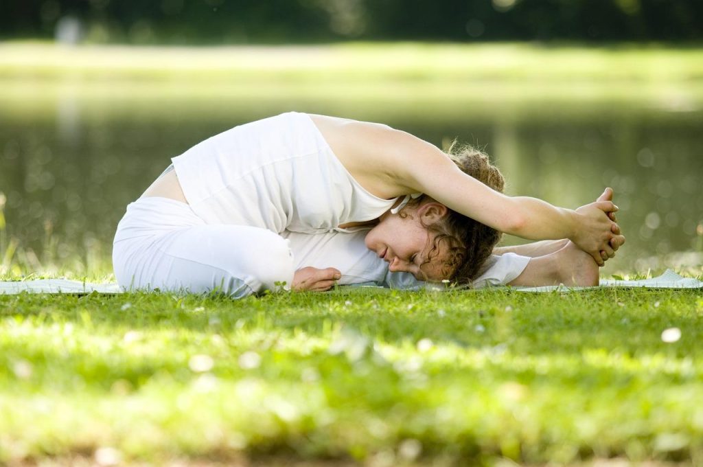 Deelnemer voert Tacoyo-training uit in Amstelveen, combinerend cardio, yoga en ontspanning voor gezondheid