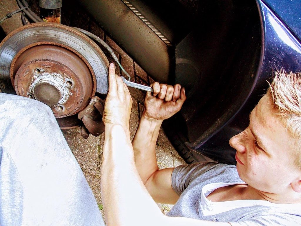 Auto reparatie tips: monteur controleert motorolie en onderdelen voor onderhoud in Roermond