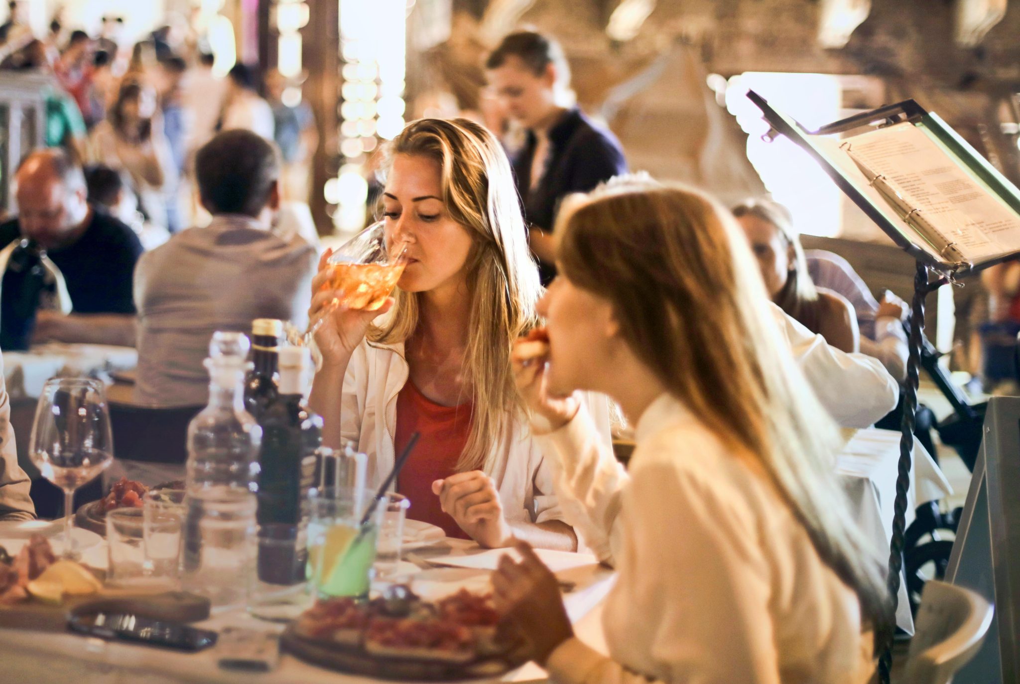 Gezellige restaurantsfeer uit eten in Zevenbergen met mooi gedekte tafel en warmte van ontvangst
