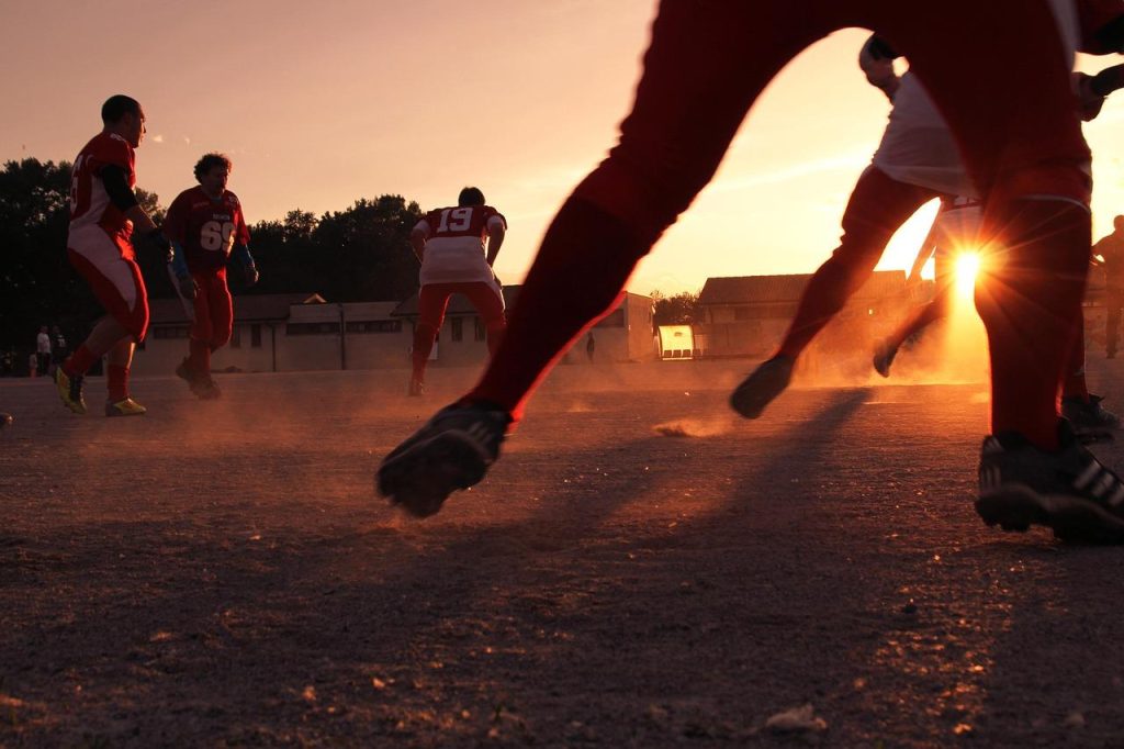 SKOR dug-out met overdekt zitplaats voor coaches en reservespelers tijdens sportvedstrijden